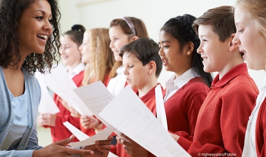 Ein Chor in englischen Schuluniformen