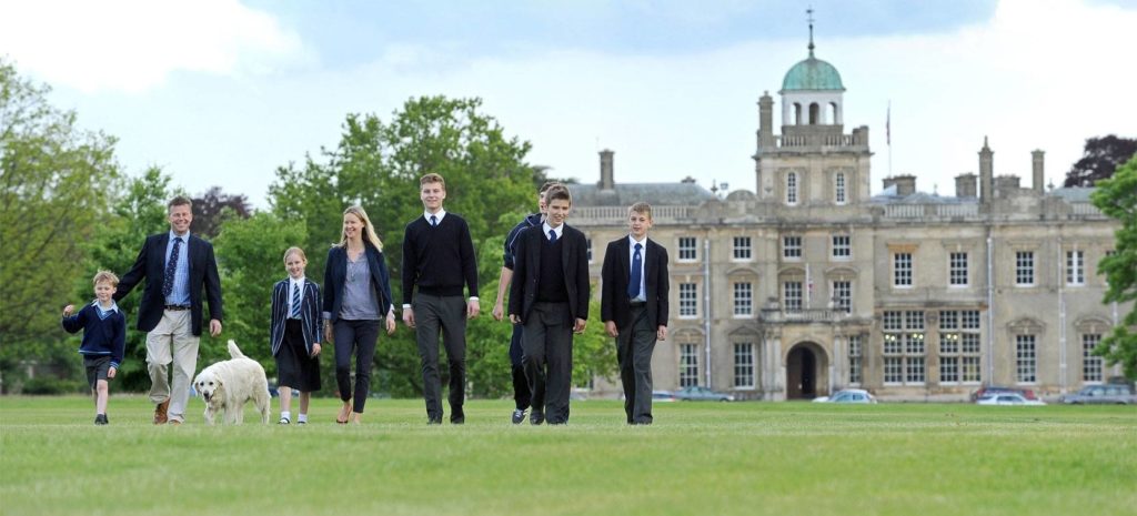 Schüler der Culford School und im Hintergrund das Schulgebäude