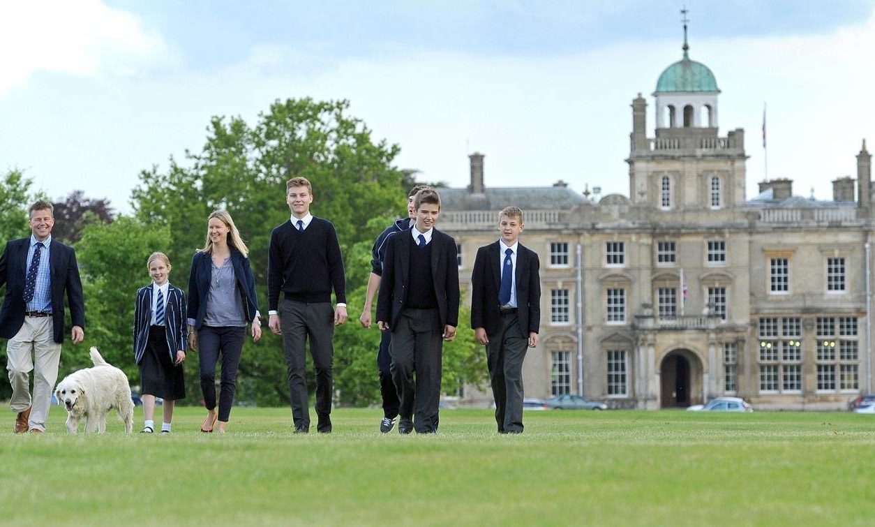 Internat in England – Boarding Schools & Privatschulen in UK 46 Schüler der Culford School und im Hintergrund das Schulgebäude