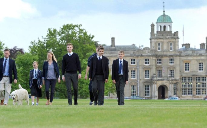 Internat in England – Boarding Schools & Privatschulen in UK 29 Schüler der Culford School und im Hintergrund das Schulgebäude
