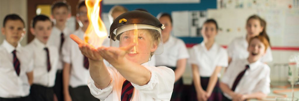 Wielka Brytania - liceum w anglii z internatem 71 Schüler der Oswestry School bei Experimenten