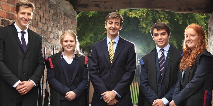 Schüler der Oswestry School in England in Uniform