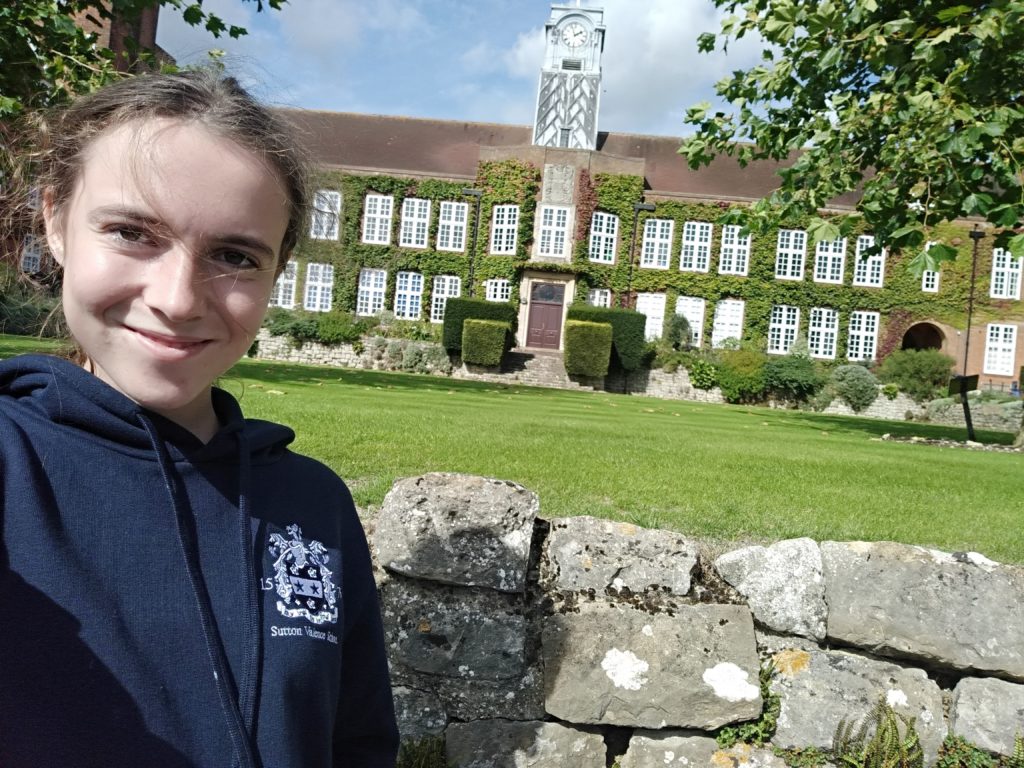 Wielka Brytania - liceum w anglii z internatem 63 Unsere Partnerinternate in England: Hier ein Schüler der Sutton Valence School vor dem Schulgebäude
