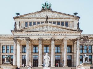 Die Schüler des Internats vor einem Berliner Kulturerbe