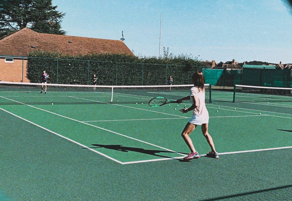 Internat Schleswig-Holstein Eine Schülerin eines schlesischen Interates spielt Tennis