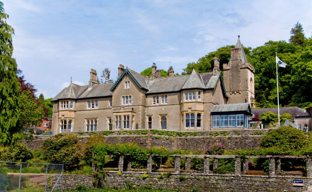 Internat in England – Boarding Schools & Privatschulen in UK 52 Windermere School Hauptgebäude wird gezeigt – Internate in England