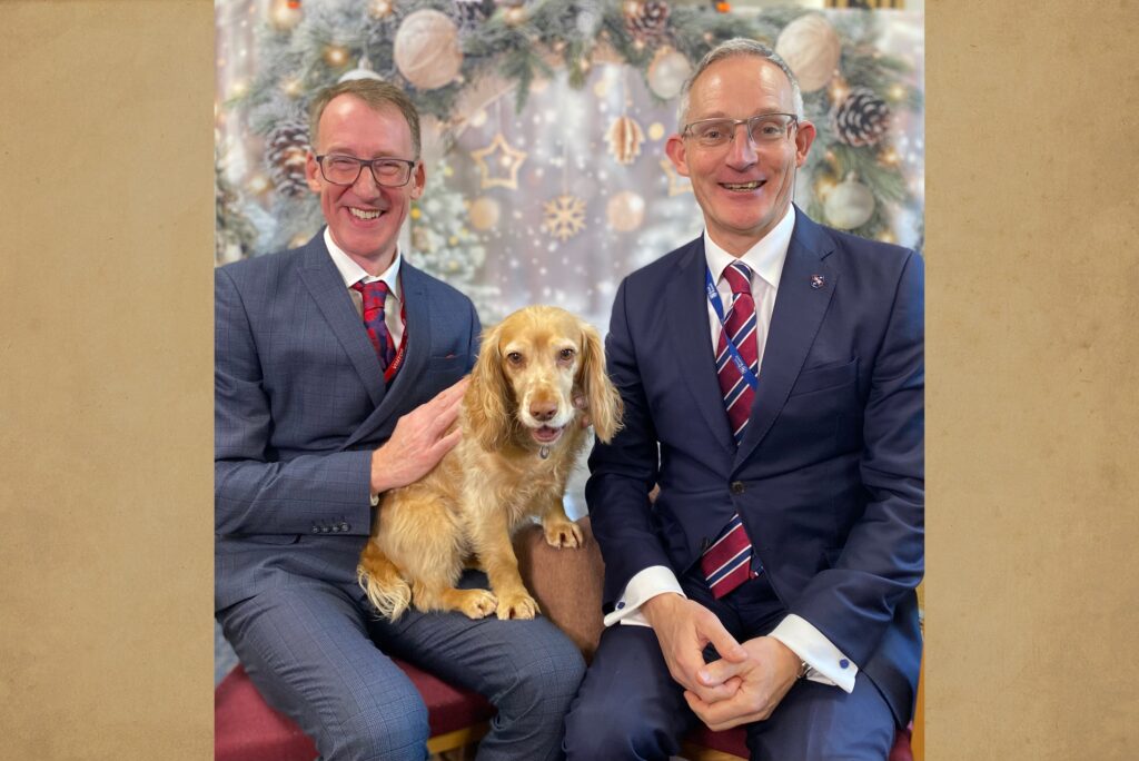 Cory Lowde, Ambassador der Akademis Internatsberatung, zusammen mit Chris Hutchinson, dem Schulleiter der Royal Russell School, und dem Schulhund Scrumpy.