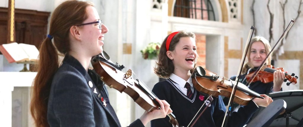 Roedean School 6 Roedean School: Kinder freuen sich beim Geige spielen