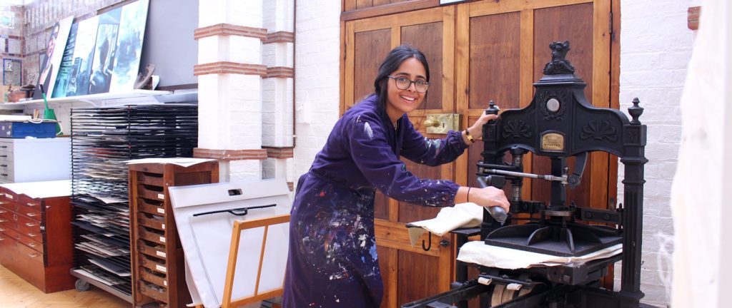 Roedean School 4 Roedean School: Ein Mädchen wird im Kunstunterricht dargestellt
