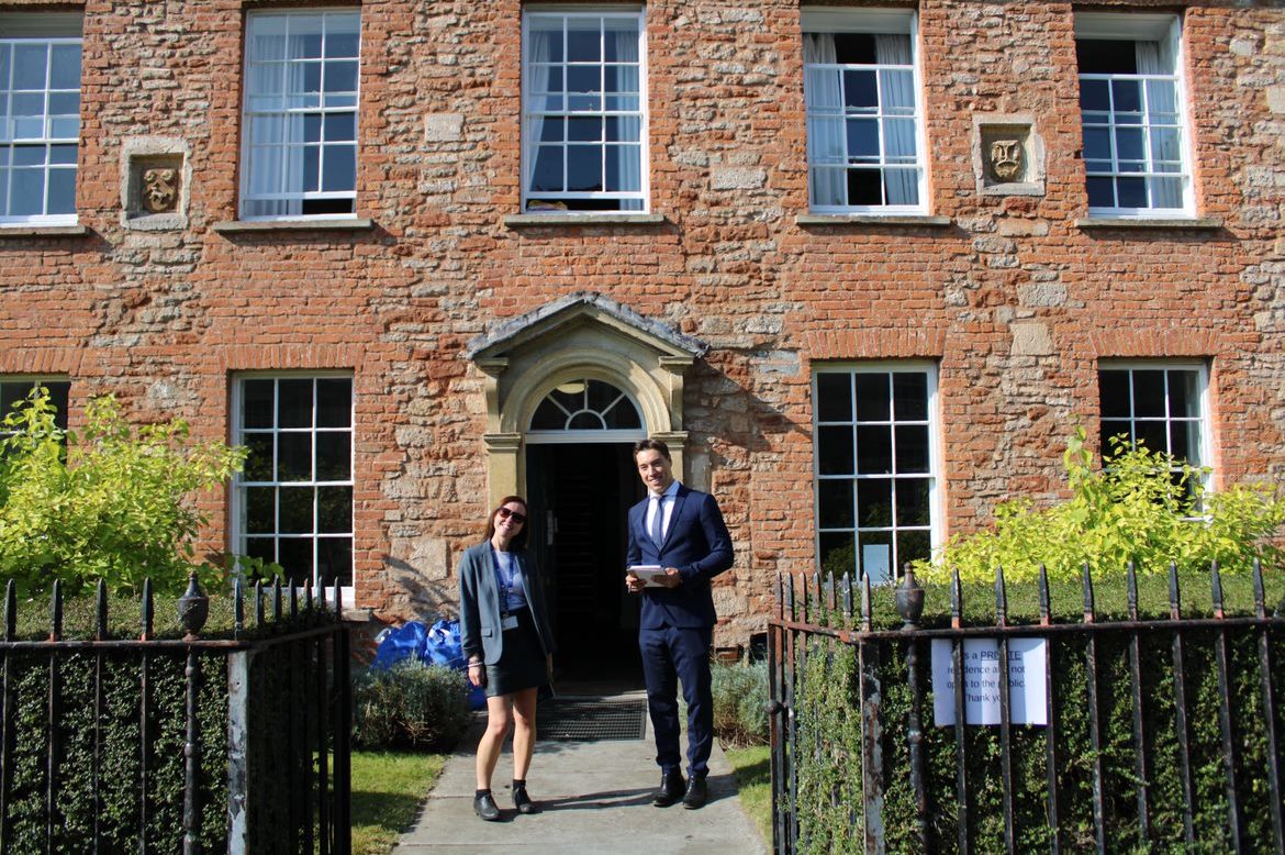 Internat in England – Boarding Schools & Privatschulen in UK 94 Das Internat in England namens Wells Cathedral School wird auf einem Foto mit Martin Cyrankowski dargestellt.