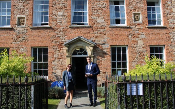 Internat in England – Boarding Schools & Privatschulen in UK 51 Das Internat in England namens Wells Cathedral School wird auf einem Foto mit Martin Cyrankowski dargestellt.