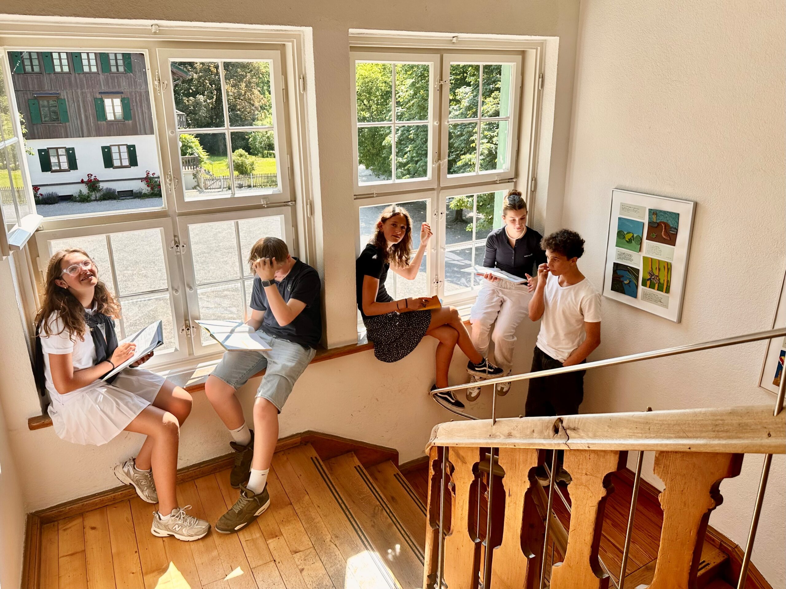 Landheim Ammersee in Deutschland fördert eine starke Gemeinschaft, in der Schüler und Schülerinnen eng zusammenarbeiten und voneinander lernen. Die Schule schafft eine unterstützende Umgebung, die Freundschaften und persönliche Entwicklung ermöglicht.