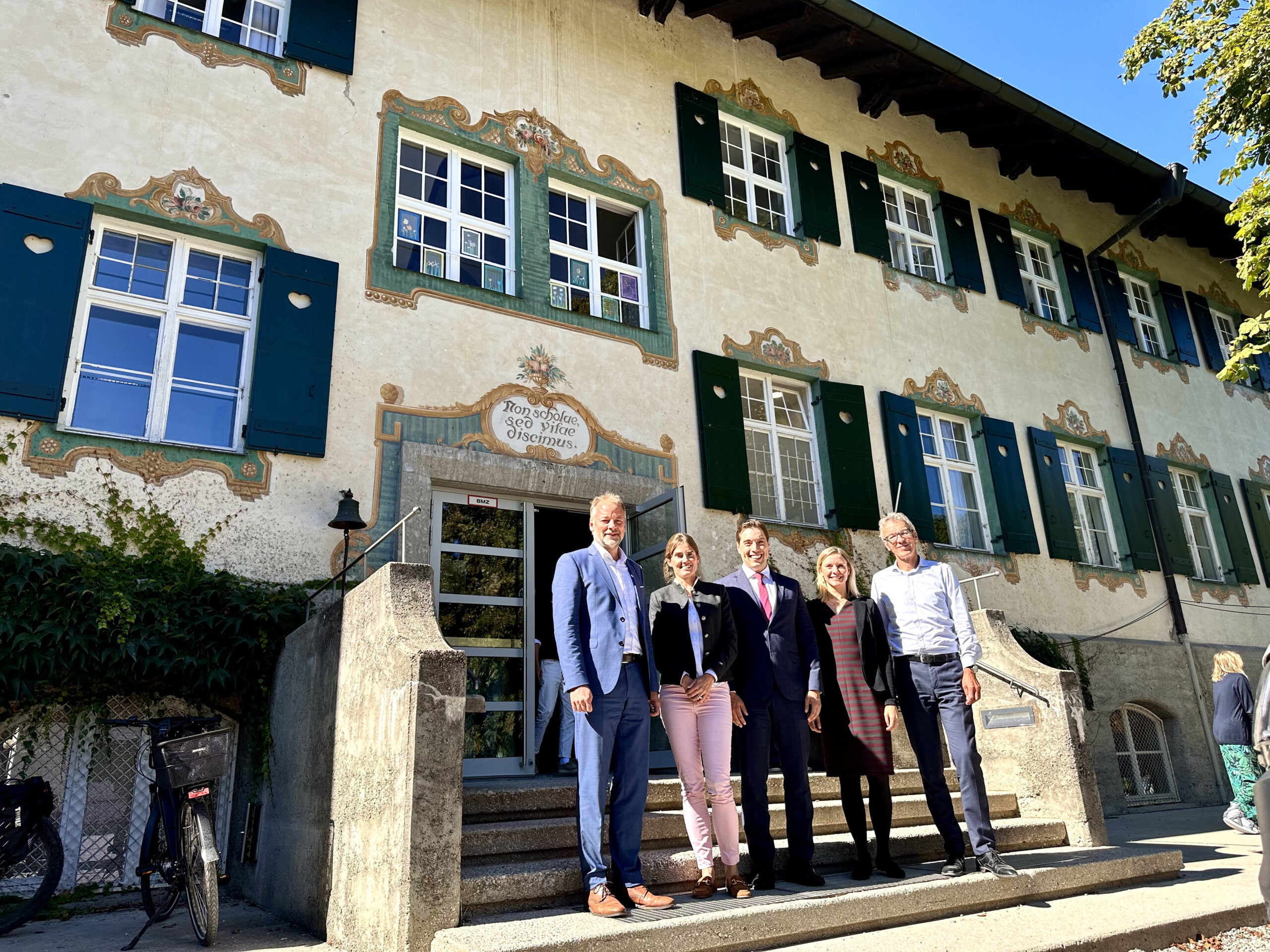 Landheim Ammersee in Deutschland ist eine Schule mit einem schönen Campus, durch dessen Flure der bayerische Geist weht. Die malerische Umgebung schafft eine inspirierende Atmosphäre für Schüler und Schülerinnen.