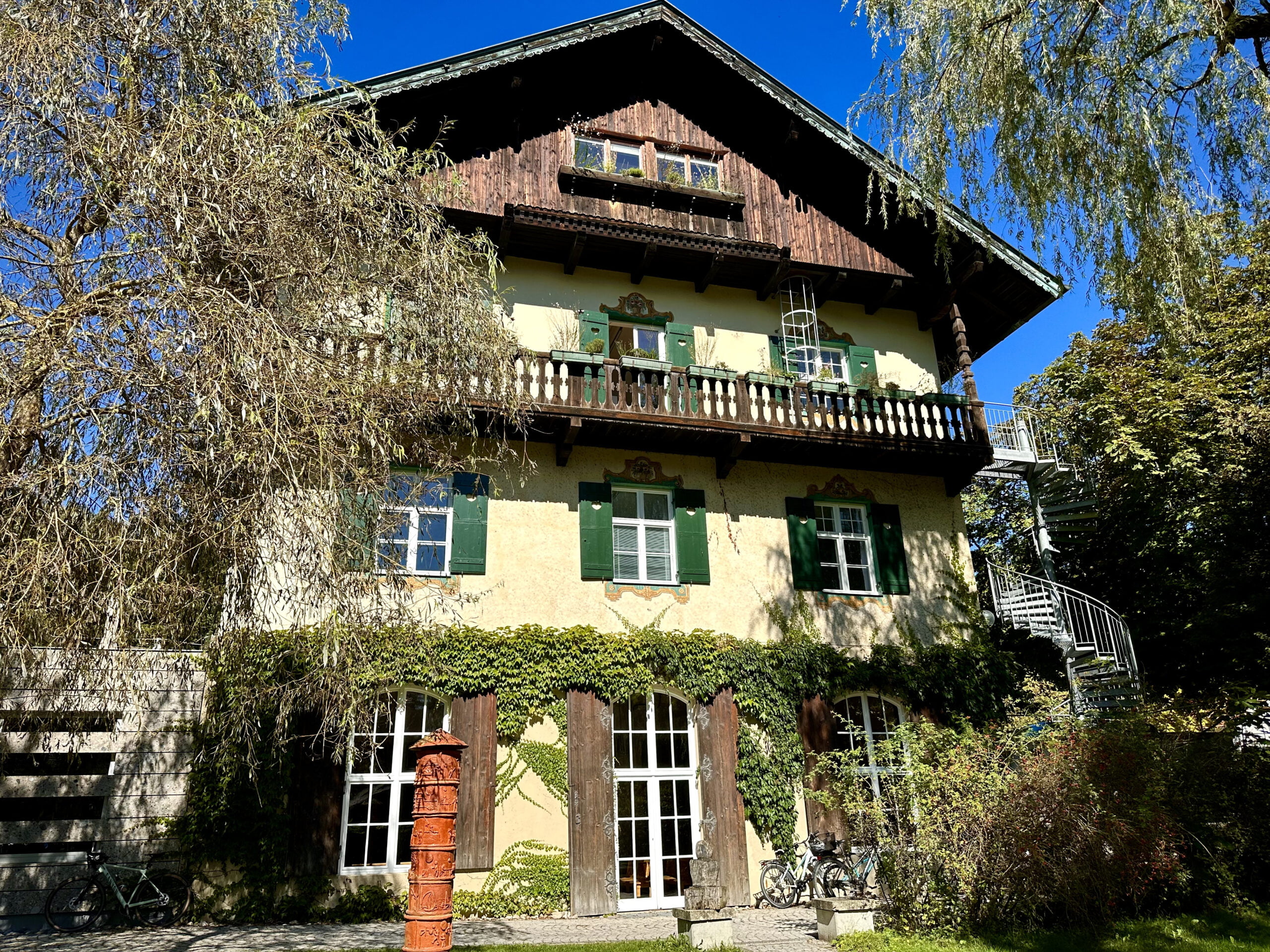 Landheim Ammersee in Deutschland ist eine Schule mit einem schönen Campus, durch dessen Flure der bayerische Geist weht. Die malerische Umgebung schafft eine inspirierende Atmosphäre für Schüler und Schülerinnen.