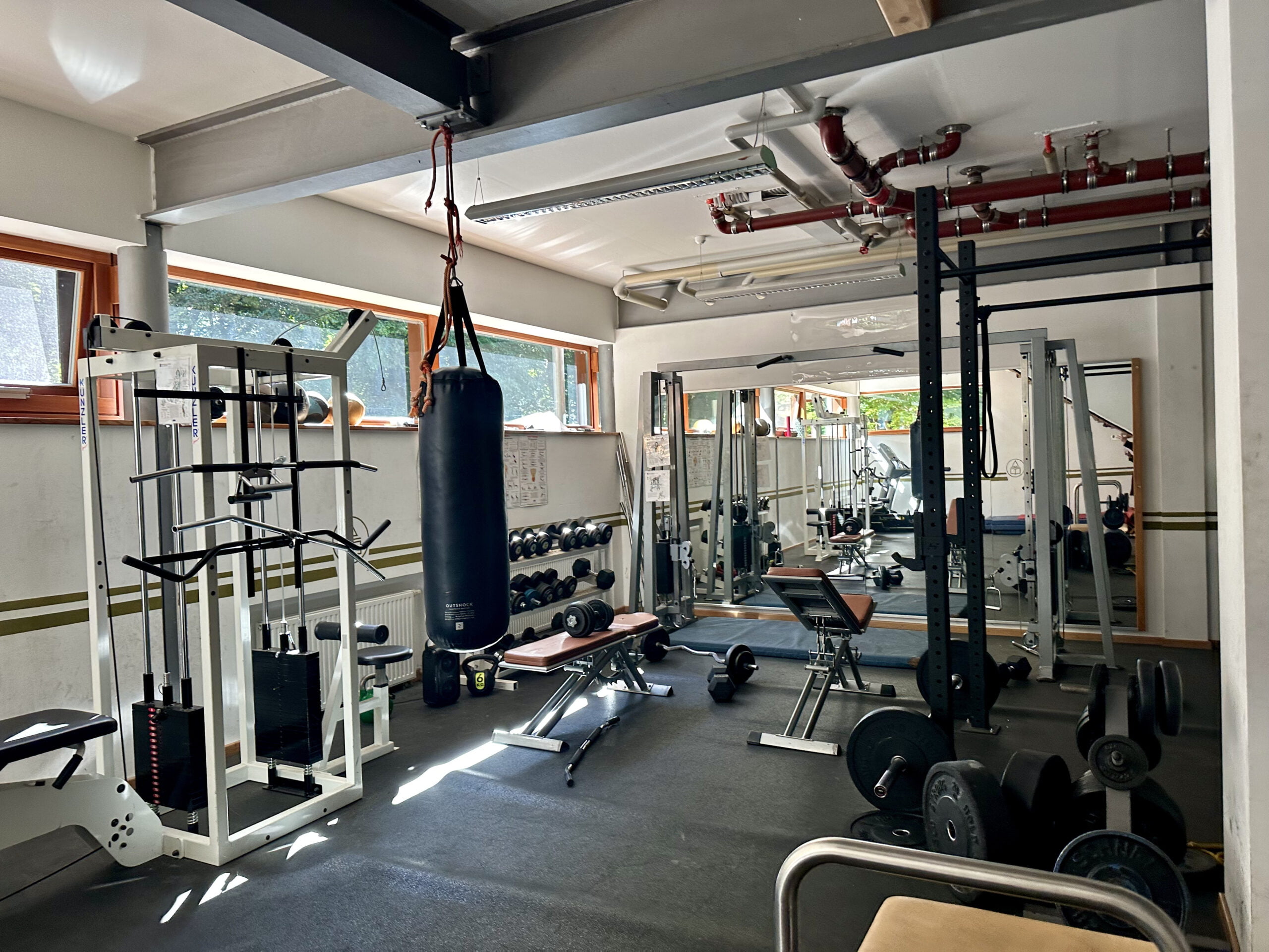 Landheim Ammersee in Deutschland bietet ein gut ausgestattetes Fitnessstudio, das den Schülerinnen und Schülern verschiedene Trainingsmöglichkeiten bietet. Es dient als Raum für Fitnessaktivitäten und fördert einen aktiven Lebensstil.