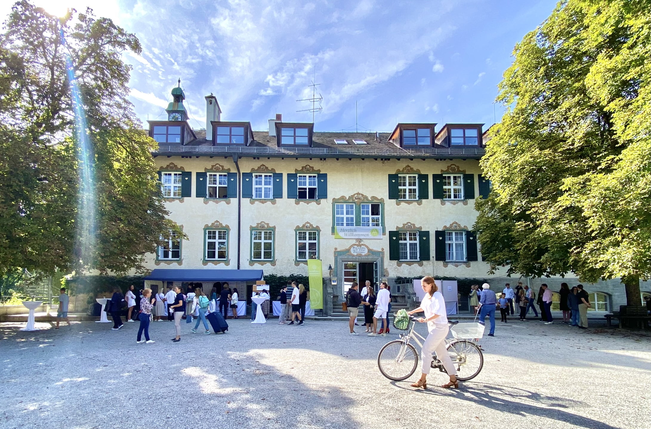 Landheim Ammersee in Deutschland ist eine Schule mit einem schönen Campus, durch dessen Flure der bayerische Geist weht. Die malerische Umgebung schafft eine inspirierende Atmosphäre für Schüler und Schülerinnen.