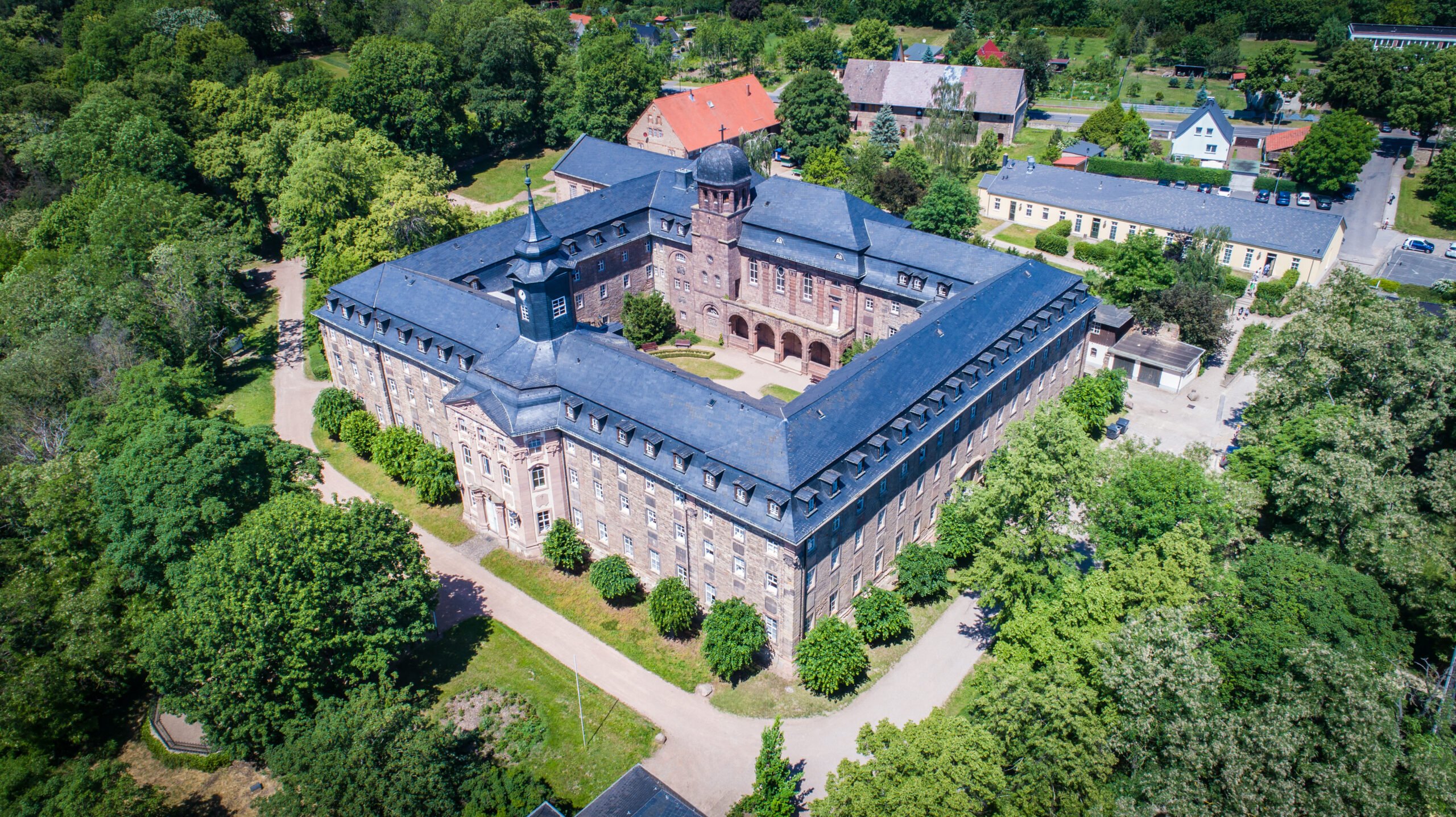 Der Campus der Klosterschule Roßleben in Deutschland, einer traditionsreichen Internatsschule. Umgeben von malerischen Landschaften, bietet die Schule eine inspirierende Lernumgebung und vielfältige Bildungschancen.