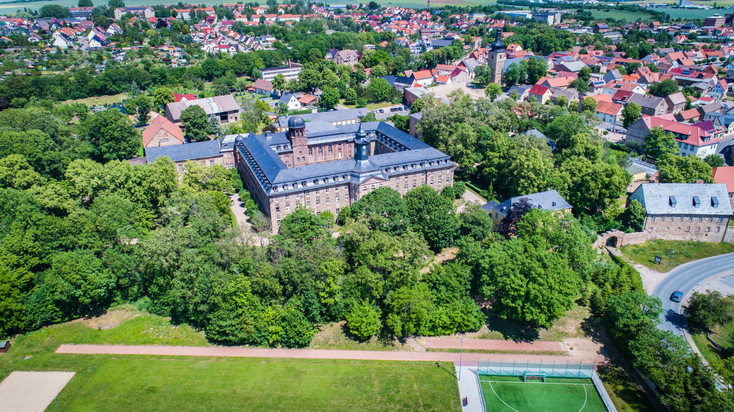 Der Campus der Klosterschule Roßleben in Deutschland, einer traditionsreichen Internatsschule. Umgeben von malerischen Landschaften, bietet die Schule eine inspirierende Lernumgebung und vielfältige Bildungschancen.