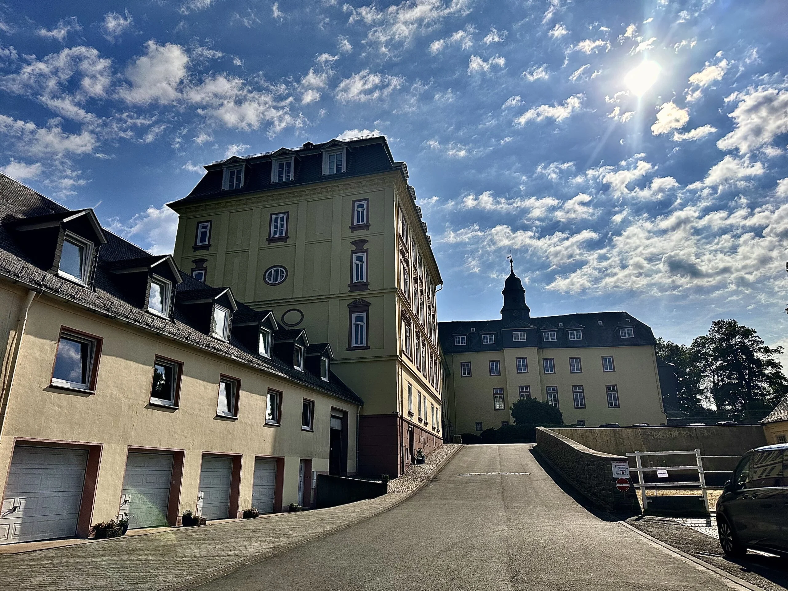 Internat Schloss Wittgenstein in Deutschland verfügt über einen beeindruckenden Campus, der eine inspirierende Lernumgebung für Schüler bietet, um ihre persönliche Entwicklung zu fördern.