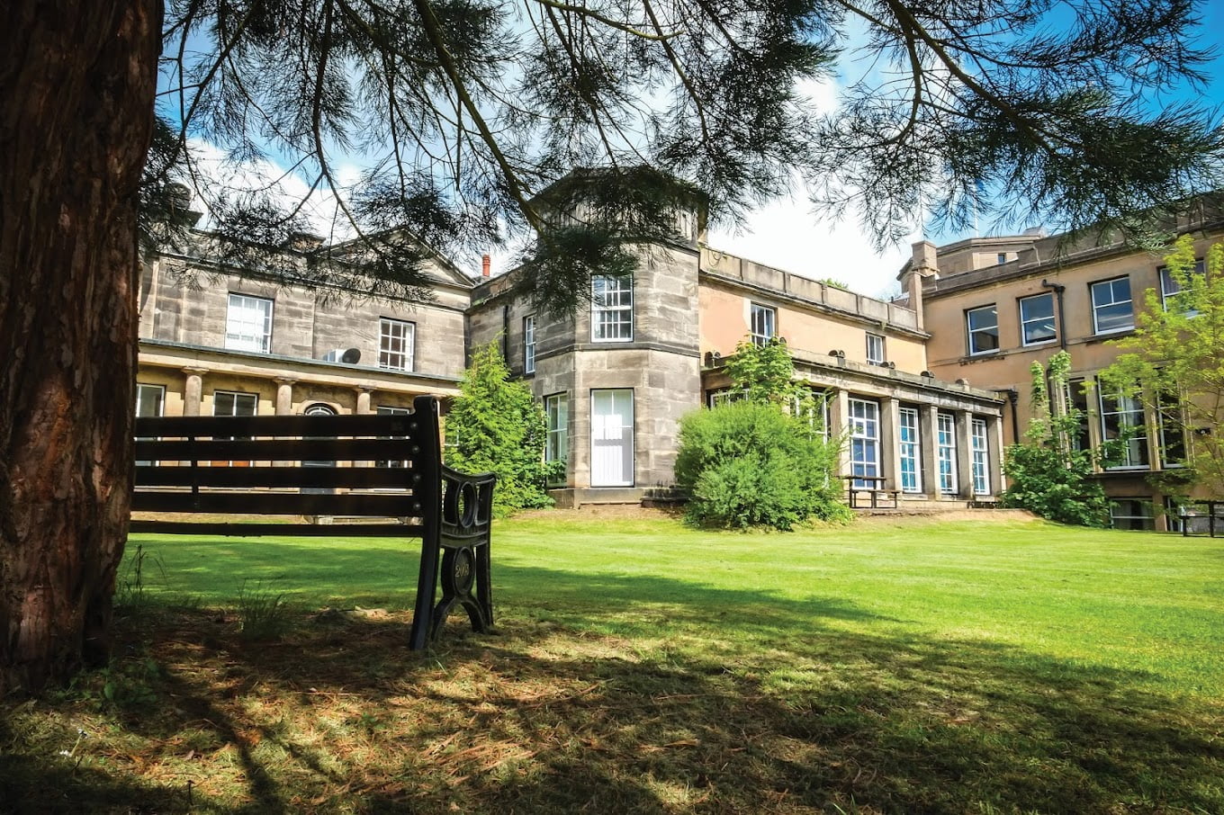 Der Campus des Tettenhall College in Großbritannien, einer traditionsreichen britischen Schule. Umgeben von großzügigen Grünflächen, bietet die Schule eine ruhige Lernumgebung und zahlreiche Sportmöglichkeiten.