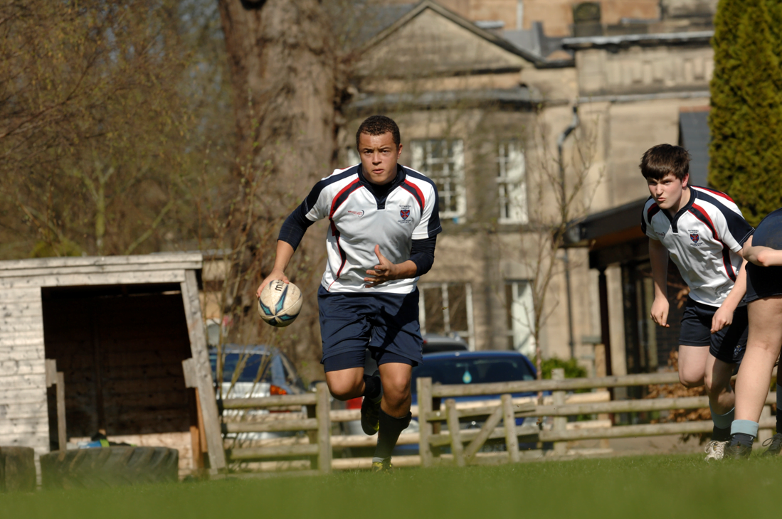 Das Tettenhall College in Großbritannien ist eine Internatschule, die eine Vielzahl an typisch britischen Sportarten wie Rugby, Fußball, Cricket, Hockey und Tennis anbietet. Zusätzlich umfasst das Sportangebot auch Turnen, Fechten, Bogenschießen, Yoga, Step-Aerobic und Karate.