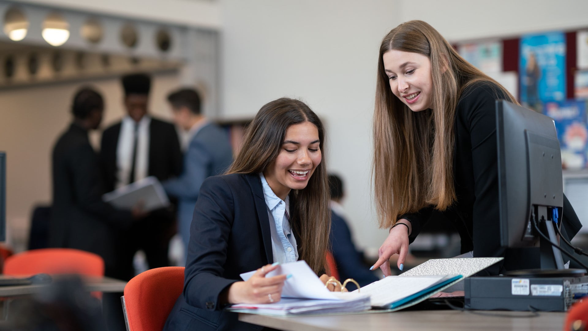 Das Tettenhall College in Großbritannien ist eine Internatschule mit einer herausragenden Sixth Form, die das Pathways-Programm anbietet. Dieses Programm ermöglicht eine Spezialisierung auf zukünftige Berufswünsche in Fächern wie Gesundheitswissenschaften, kreative Künste oder Wirtschaft. Schüler und Schülerinnen können das einladende Study Centre nutzen oder im Gemeinschaftsraum Billard spielen. Die enge Gemeinschaft der Oberstufenschüler trägt zu hervorragenden akademischen Ergebnissen bei, wobei 29 % der Absolventen im Jahr 2024 die Noten A*-A in den A-Levels erreichten.