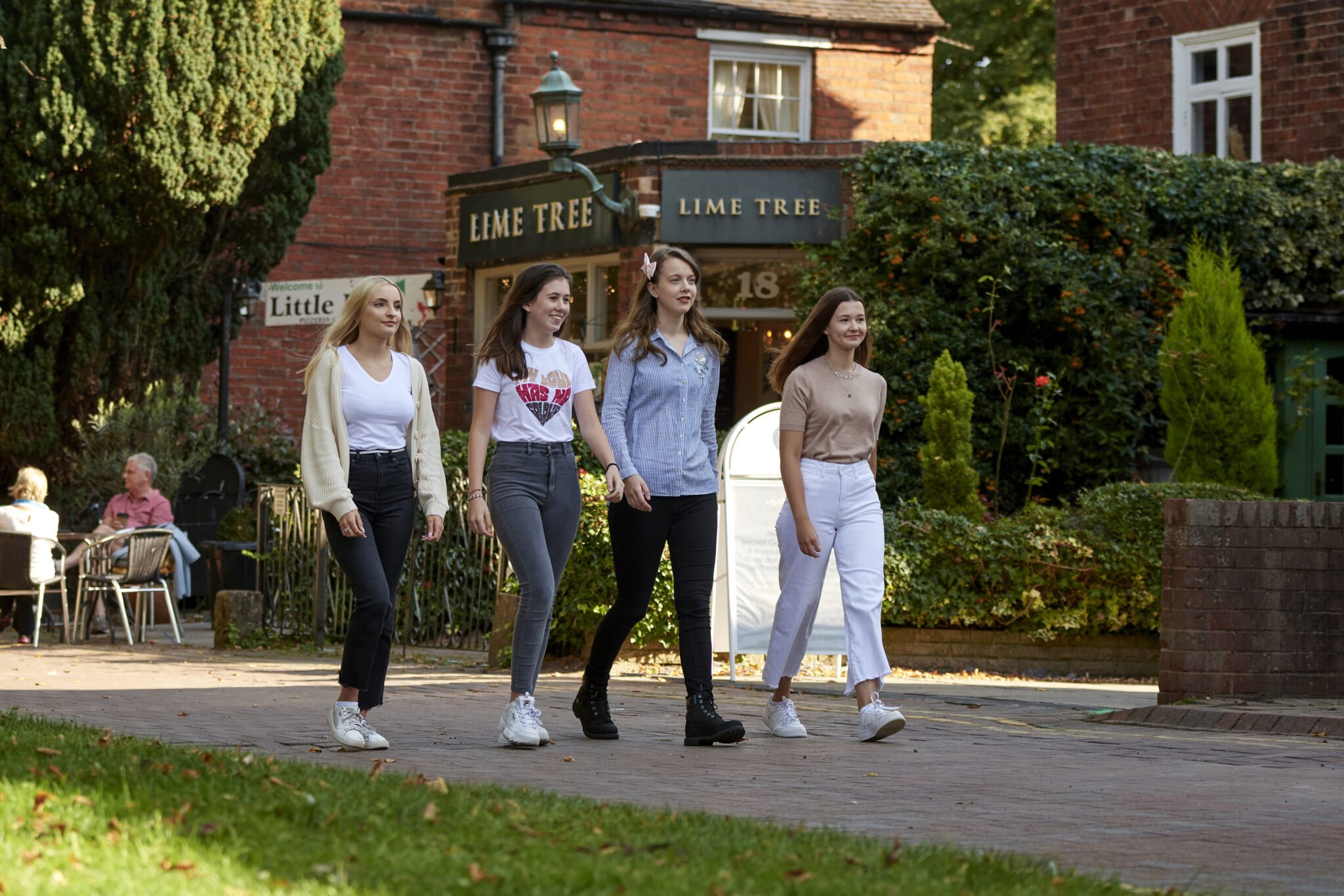 Schüler und Schülerinnen des Tettenhall College in Großbritannien, einer Internatschule, die eine enge Gemeinschaft fördert. Die Schüler engagieren sich in verschiedenen Aktivitäten und genießen das Leben im Internat.