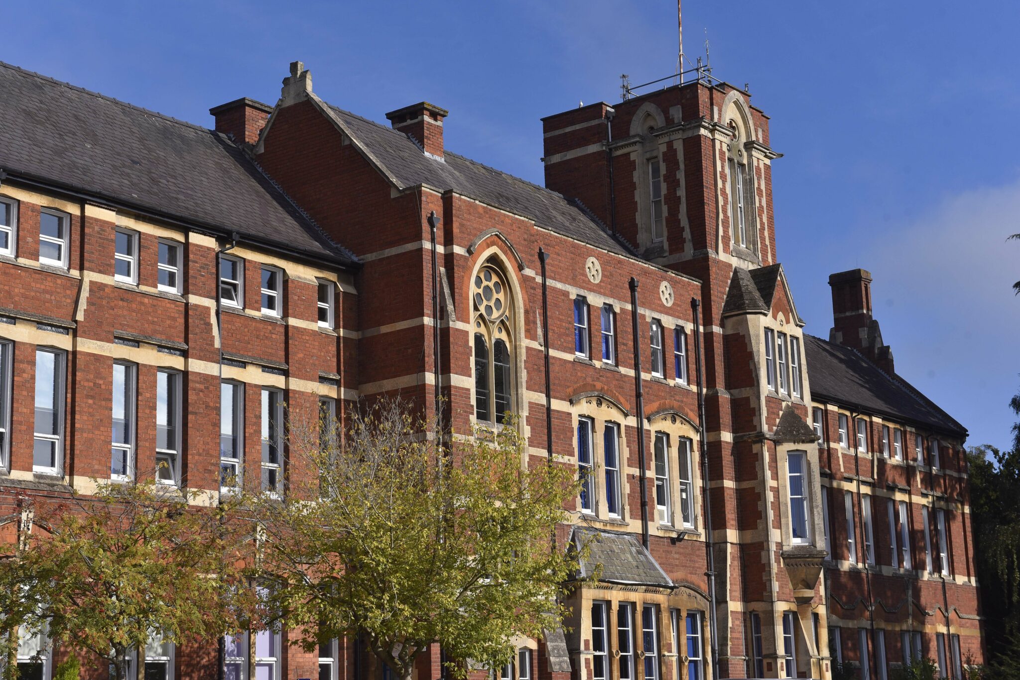 Der Campus des Tettenhall College in Großbritannien, einer traditionsreichen britischen Schule. Umgeben von großzügigen Grünflächen, bietet die Schule eine ruhige Lernumgebung und zahlreiche Sportmöglichkeiten.