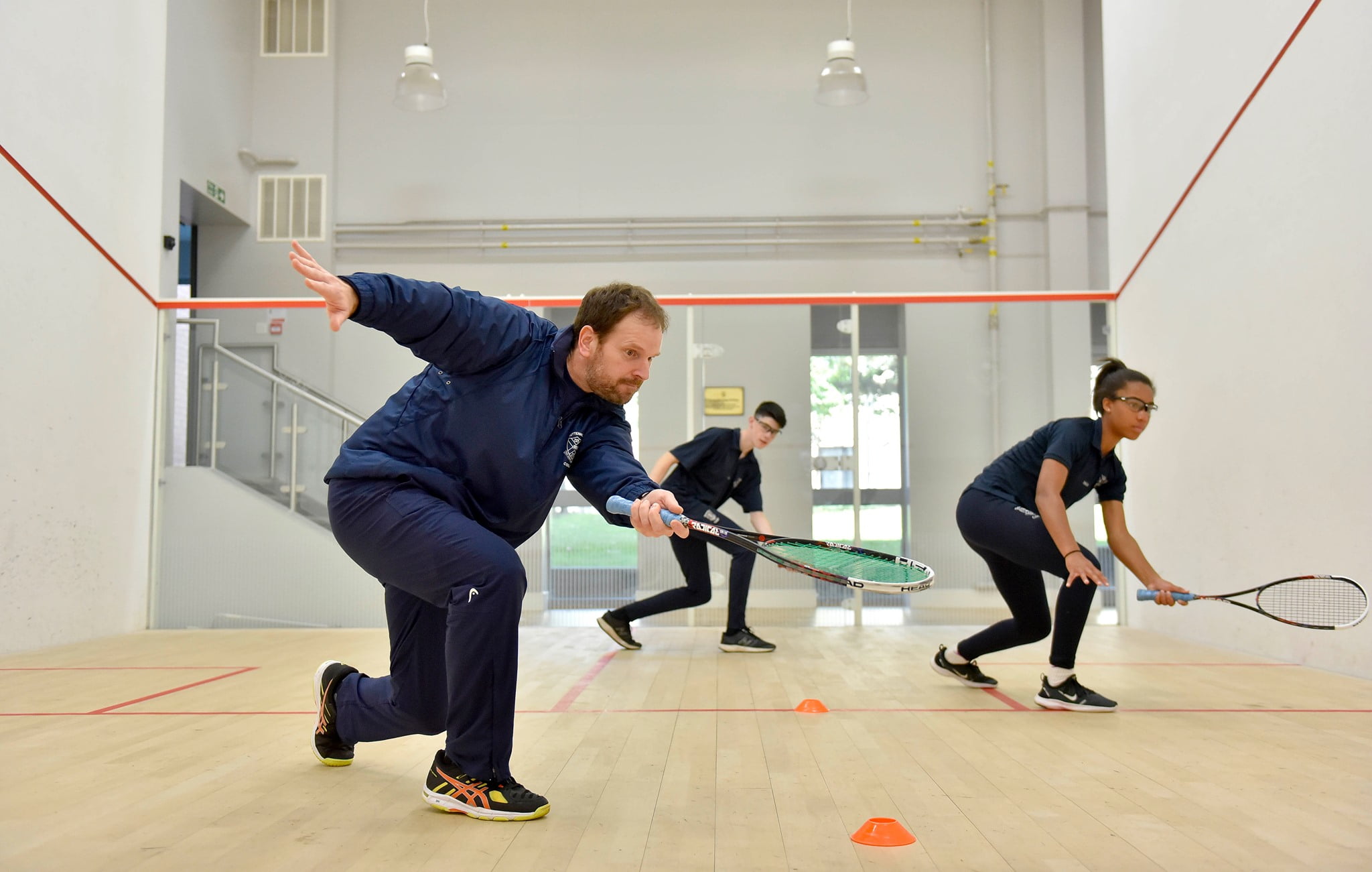 Am Tettenhall College in Großbritannien können Schüler und Schülerinnen Squash spielen. Eine großartige Gelegenheit, ihre Fitness zu verbessern und Spaß am Sport zu haben.