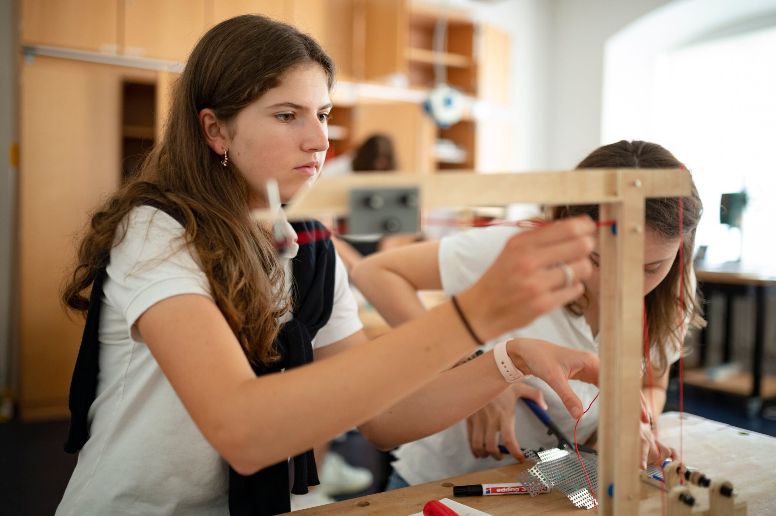 Schule Schloss Salem in Deutschland bietet ein umfassendes Programm, das Basistechniken der Holz-, Metall- und Gesteinsbearbeitung umfasst. Diese Schule ist ideal für Schüler, die handwerkliche Fähigkeiten entwickeln und praktische Erfahrungen sammeln möchten.