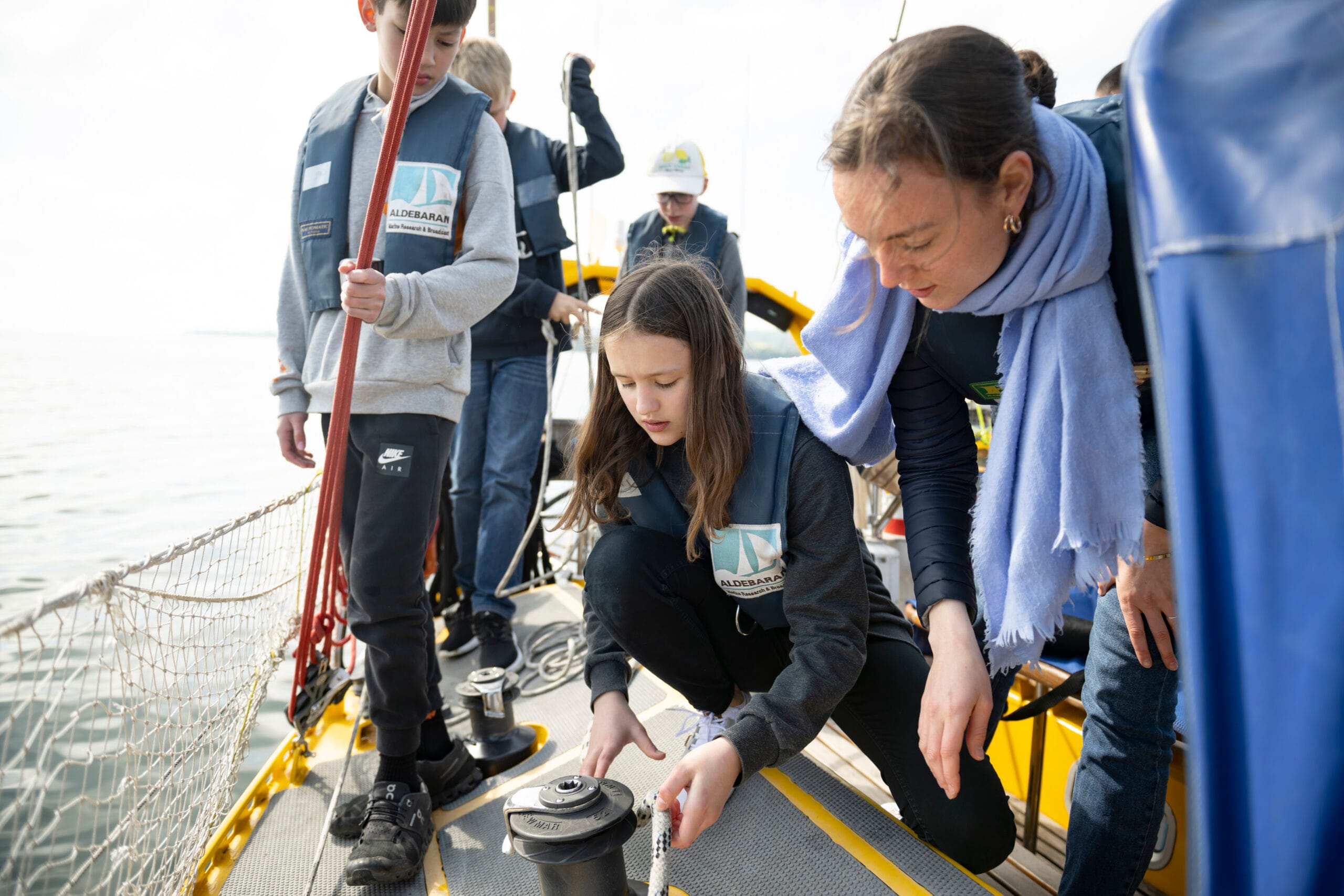 Schule Schloss Salem in Deutschland bietet das Bodensee-Schifferpatent an, das Schülern und Schülerinnen praktische Fähigkeiten im Segeln vermittelt.