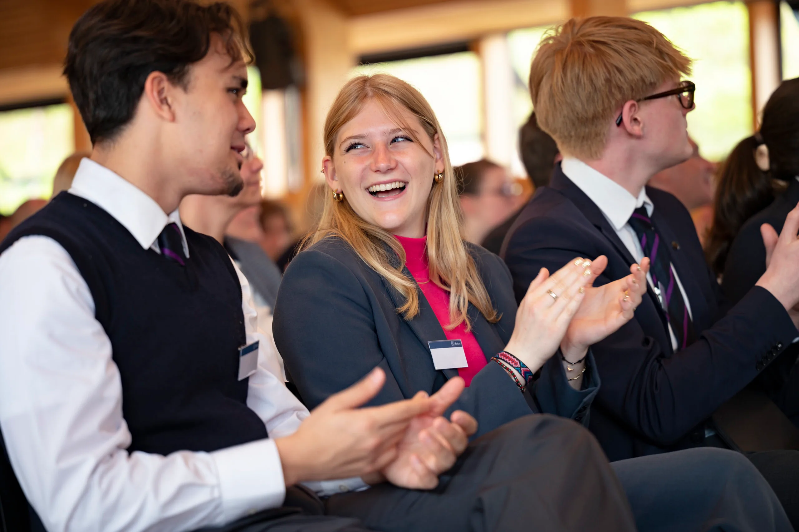 Schule Schloss Salem in Deutschland fördert eine starke Gemeinschaft, in der Schüler und Schülerinnen gemeinsam lernen, wachsen und sich gegenseitig unterstützen. Diese enge Gemeinschaft ist ein zentraler Bestandteil des Schullebens.