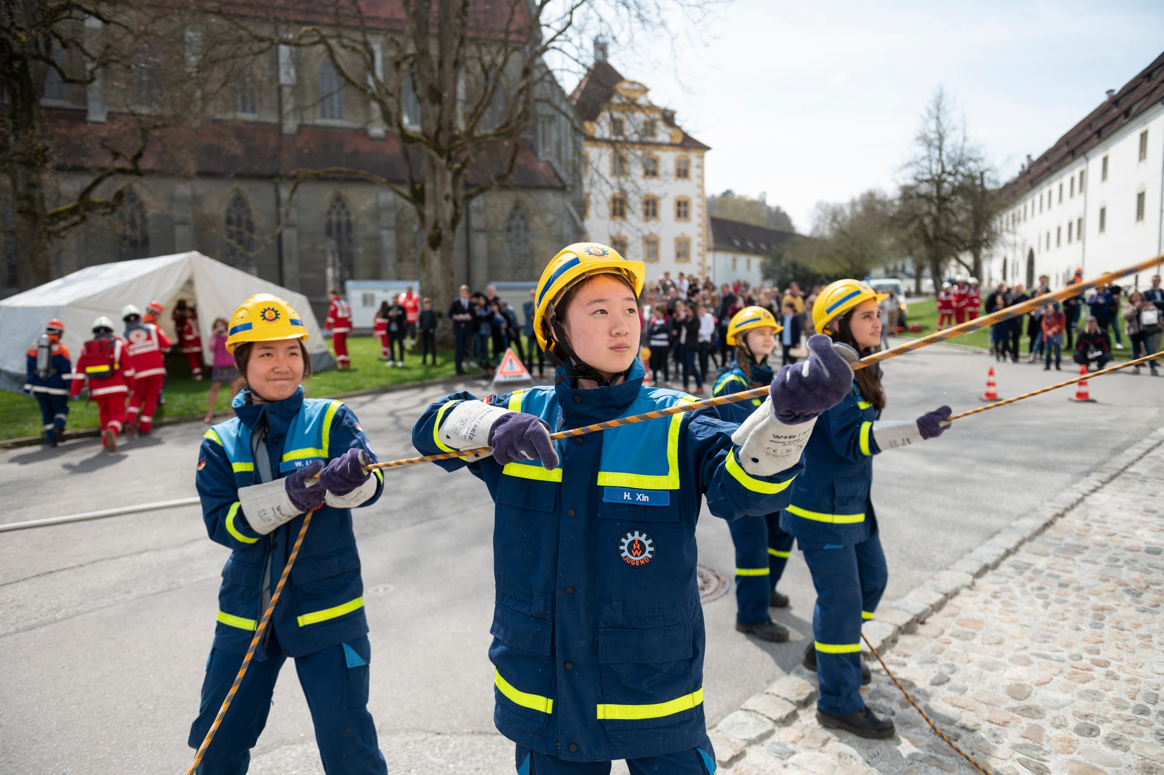 Die Schulfeuerwehr der Schule Schloss Salem, gegründet 1947, bietet Schülern und Schülerinnen eine fundierte Ausbildung in Feuerwehrtechniken und ermöglicht die Teilnahme an regulären Einsätzen der Freiwilligen Feuerwehr.