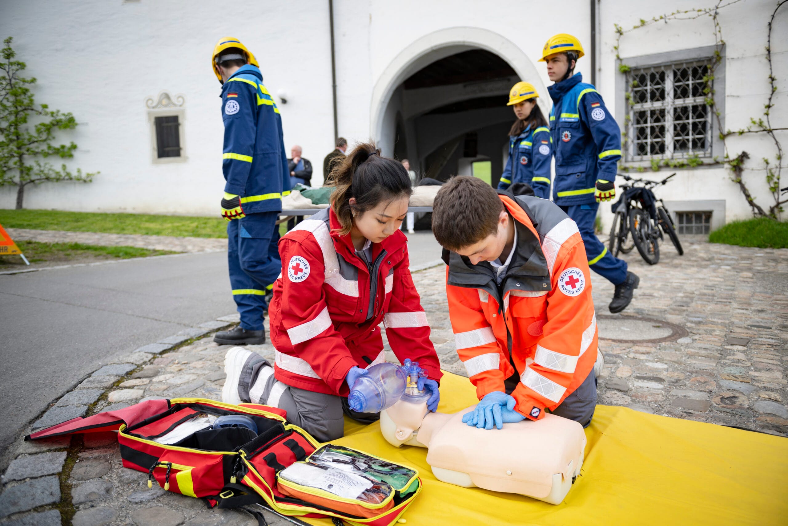 Schule Schloss Salem in Deutschland bietet Schülern und Schülerinnen die Möglichkeit, am Sanitätsdienst teilzunehmen.