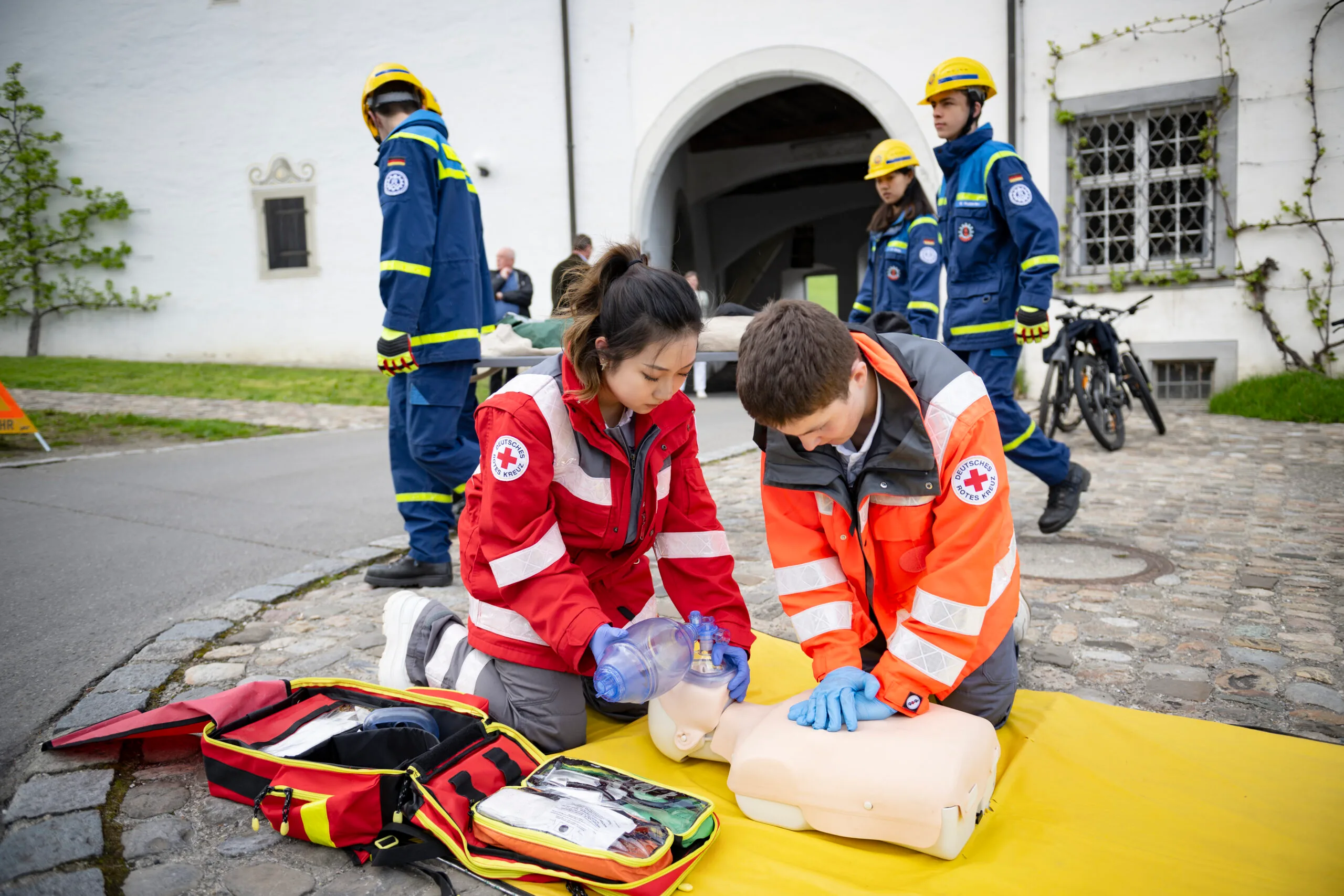 Schule Schloss Salem in Deutschland bietet Schülern und Schülerinnen die Möglichkeit, am Sanitätsdienst teilzunehmen.