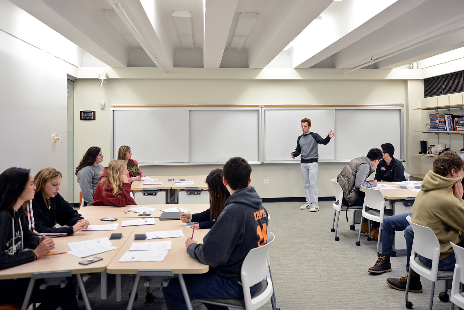 Auf dem Bild ist ein Klassenzimmer an der Lake Forest Academy in den USA zu sehen, einer akademisch angesehenen Schule. Das moderne Klassenzimmer ist hell und freundlich eingerichtet.