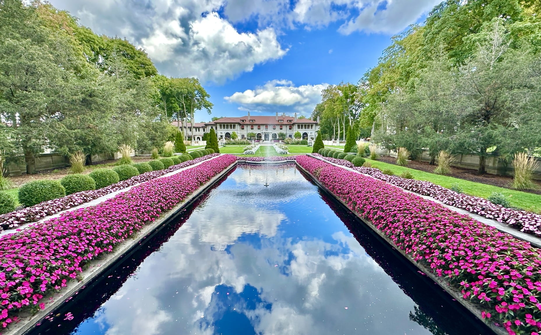 Der Campus der Lake Forest Academy in den USA bietet eine inspirierende und gepflegte Lernumgebung, die ideal für akademisches und persönliches Wachstum ist.