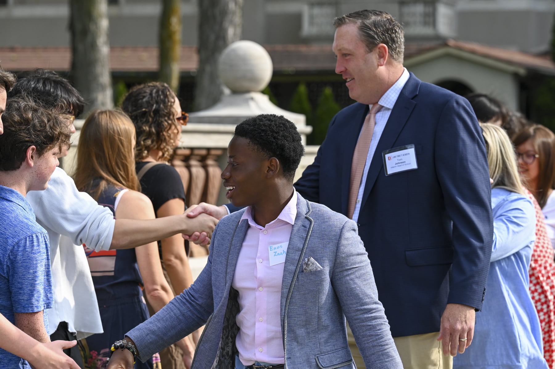 Der All-School-Handshake markiert den Beginn jedes Schuljahres an der Lake Forest Academy. Alle Schülerinnen und Schüler sowie die Lehrkräfte stellen sich in einer langen Schlange im Garten auf und schütteln einander nacheinander die Hände, um den Gemeinschaftsgeist zu feiern.