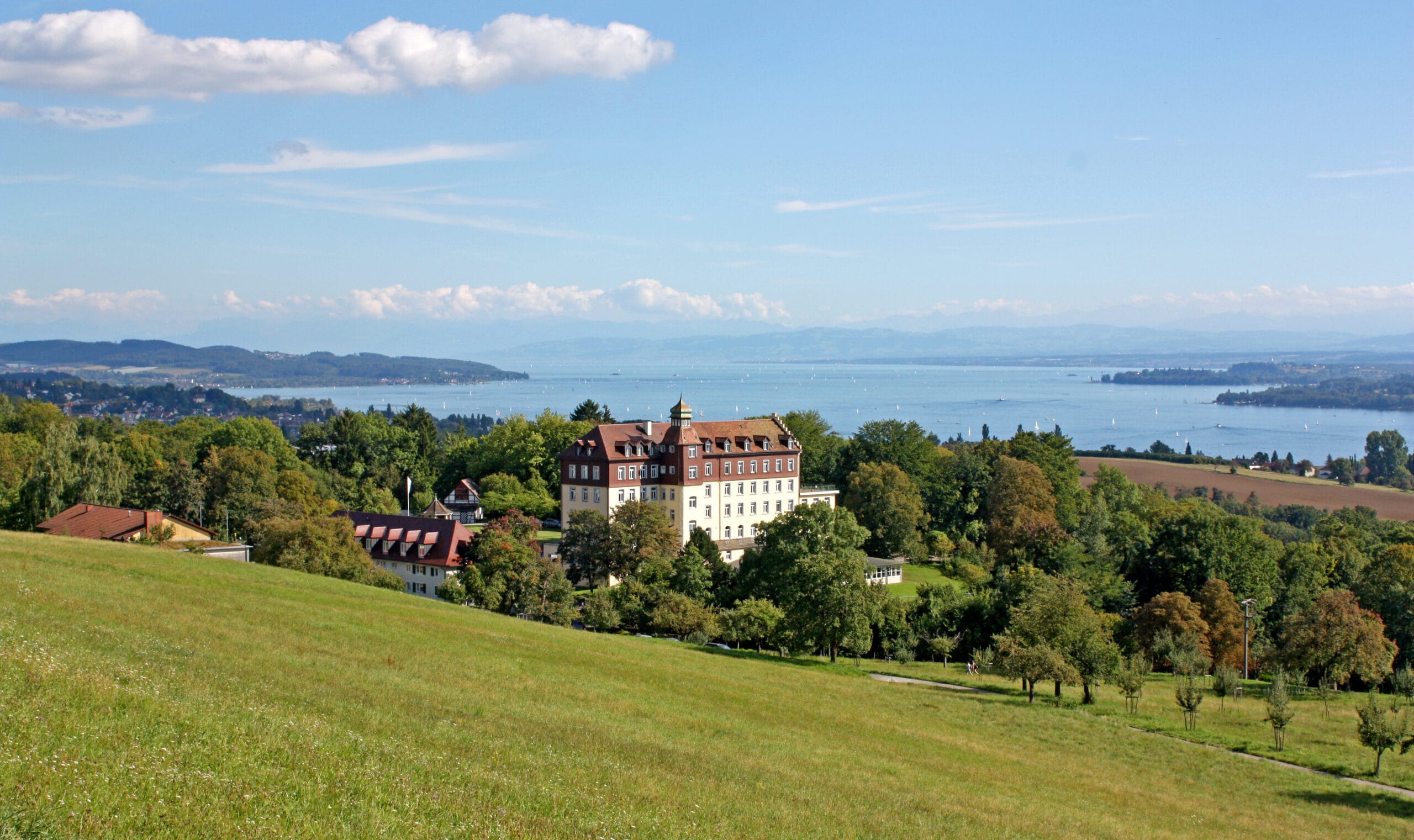 Schule Schloss Salem liegt am Bodensee und bietet einen malerischen Campus, der eine inspirierende Lernumgebung schafft.