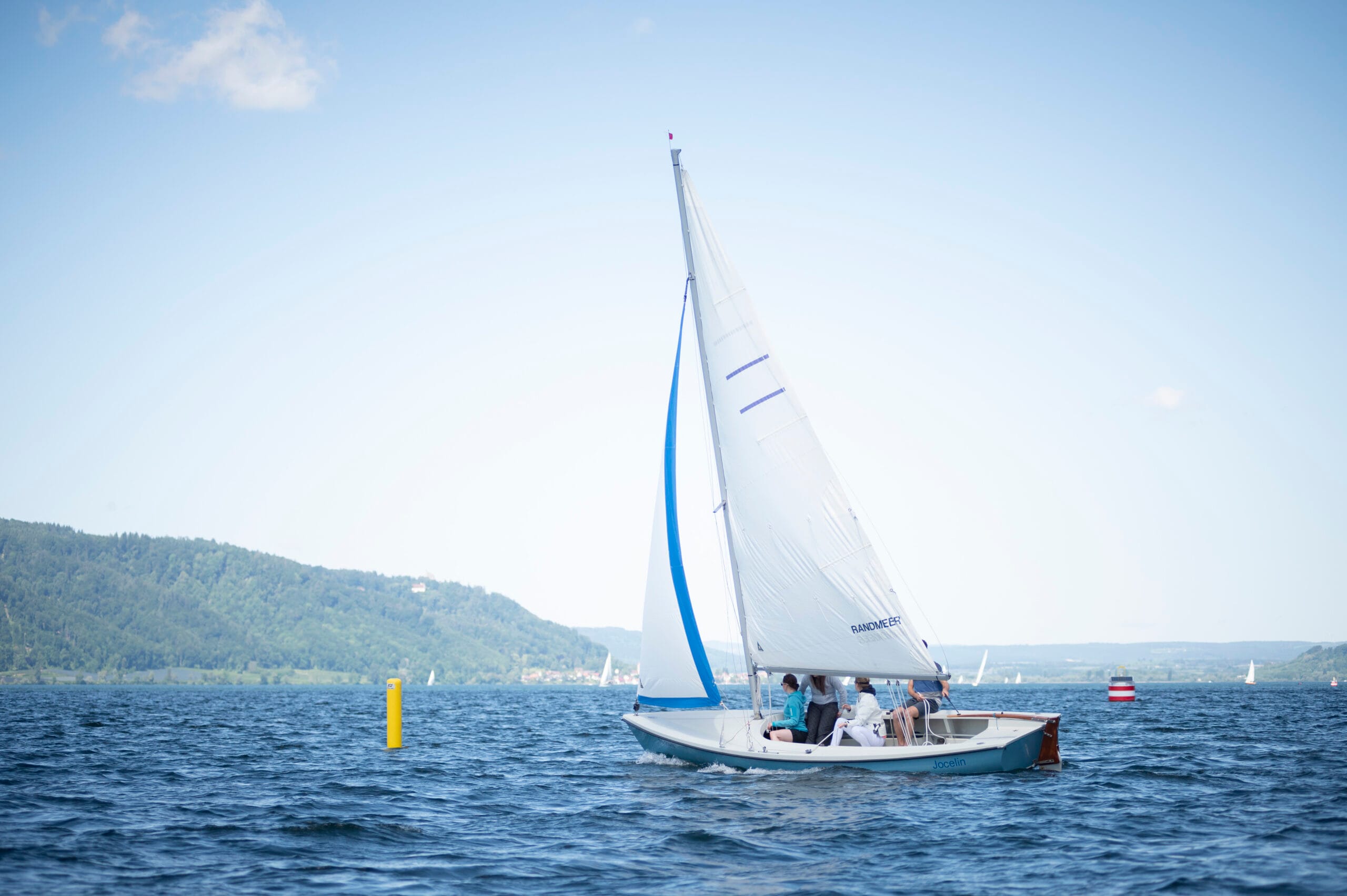 Schule Schloss Salem in Deutschland veranstaltet jährlich die Marinekutterregatta, bei der Schüler und Schülerinnen ihre Segelkünste unter Beweis stellen können.