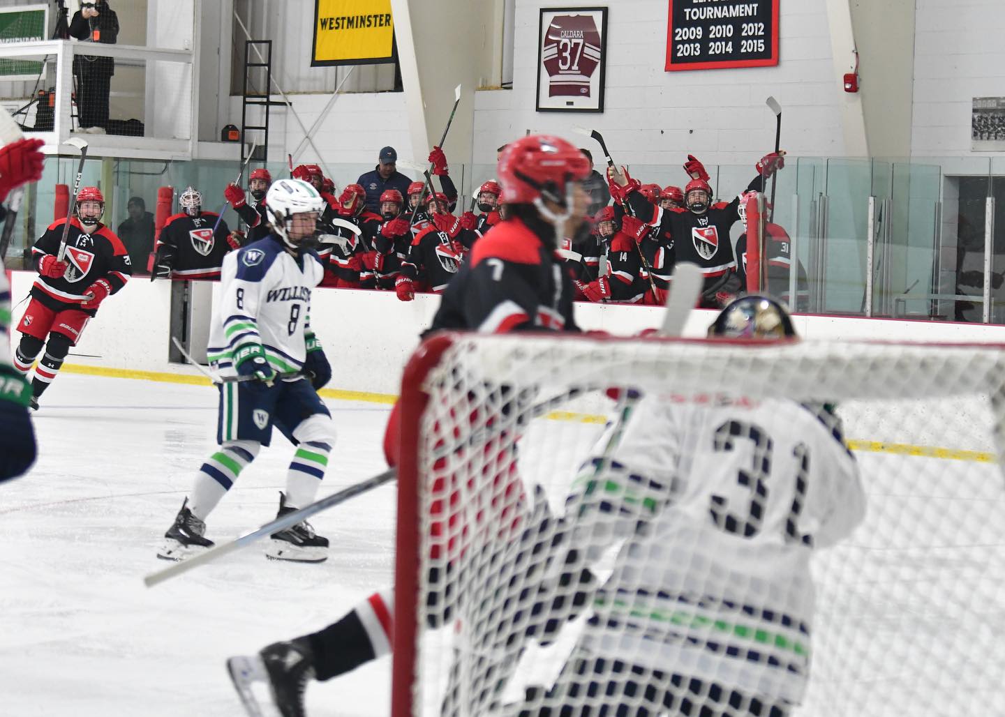 Frederick Gunn School in Kanada bietet herausragende Möglichkeiten für Eishockey-Fans. Die Schülerinnen und Schüler können auf modernen Eisflächen trainieren und an Wettkämpfen teilnehmen, unterstützt von einem engagierten Trainerteam.