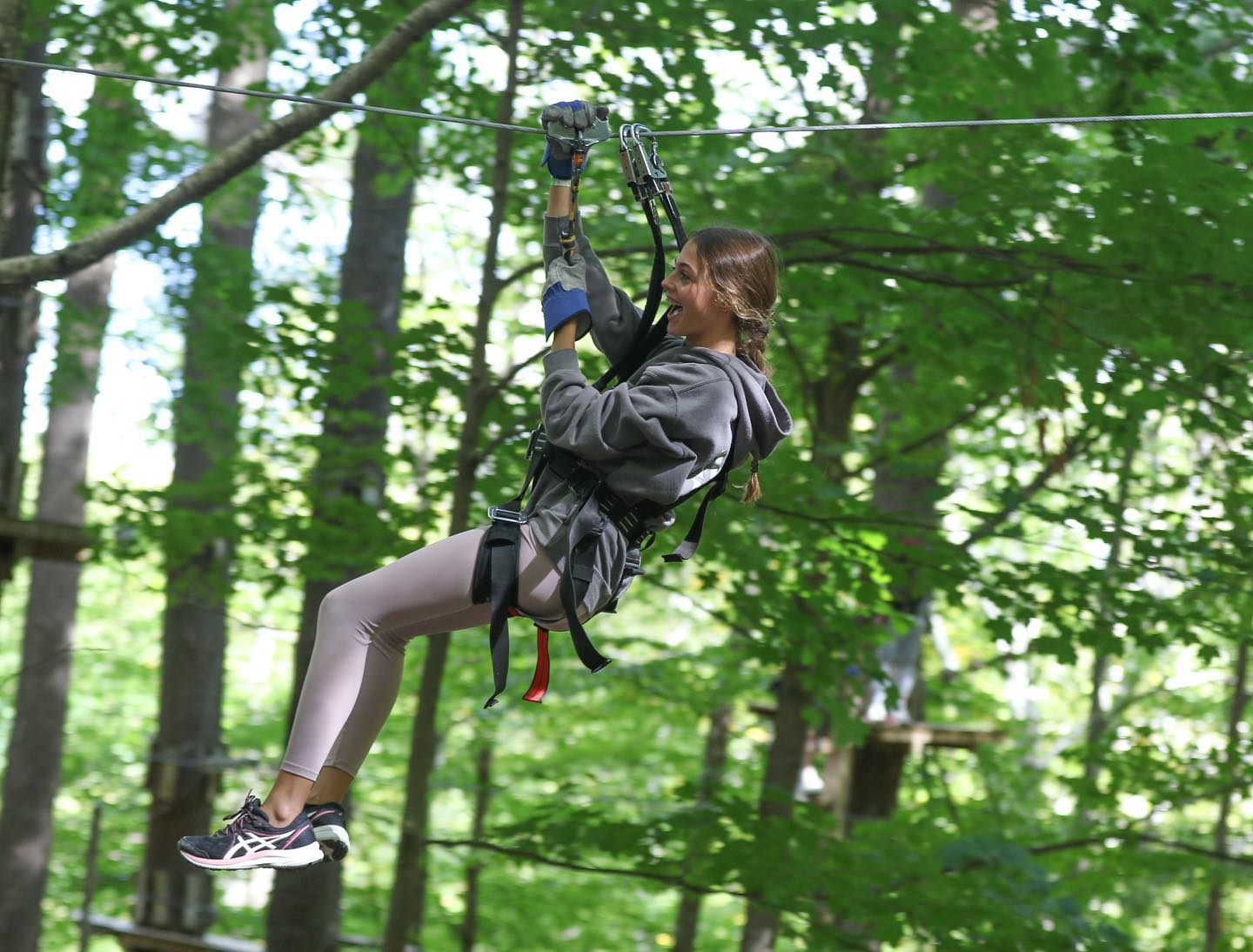 Frederick Gunn School in Kanada legt großen Wert auf Outdoor Education. Schülerinnen und Schüler haben die Möglichkeit, an Aktivitäten wie Wandern, Klettern und Camping teilzunehmen, um ihre Naturverbundenheit zu stärken und Teamfähigkeiten zu entwickeln.