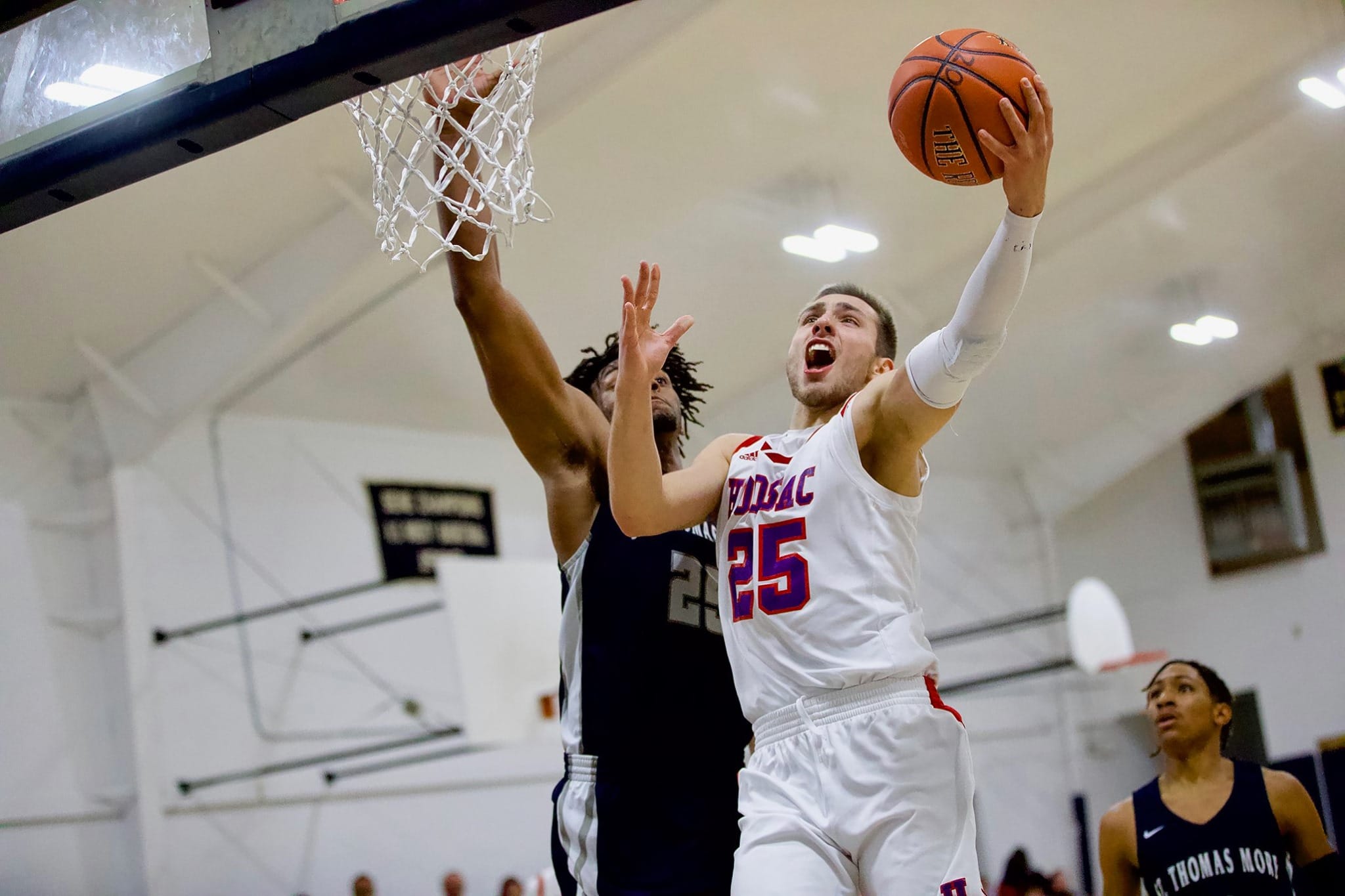 Das Basketballprogramm der Hoosac School, einer Internatsschule in New York, bietet Schülern die Möglichkeit, ihre Fähigkeiten im Teamspiel zu entwickeln und an Wettkämpfen auf hohem Niveau teilzunehmen.