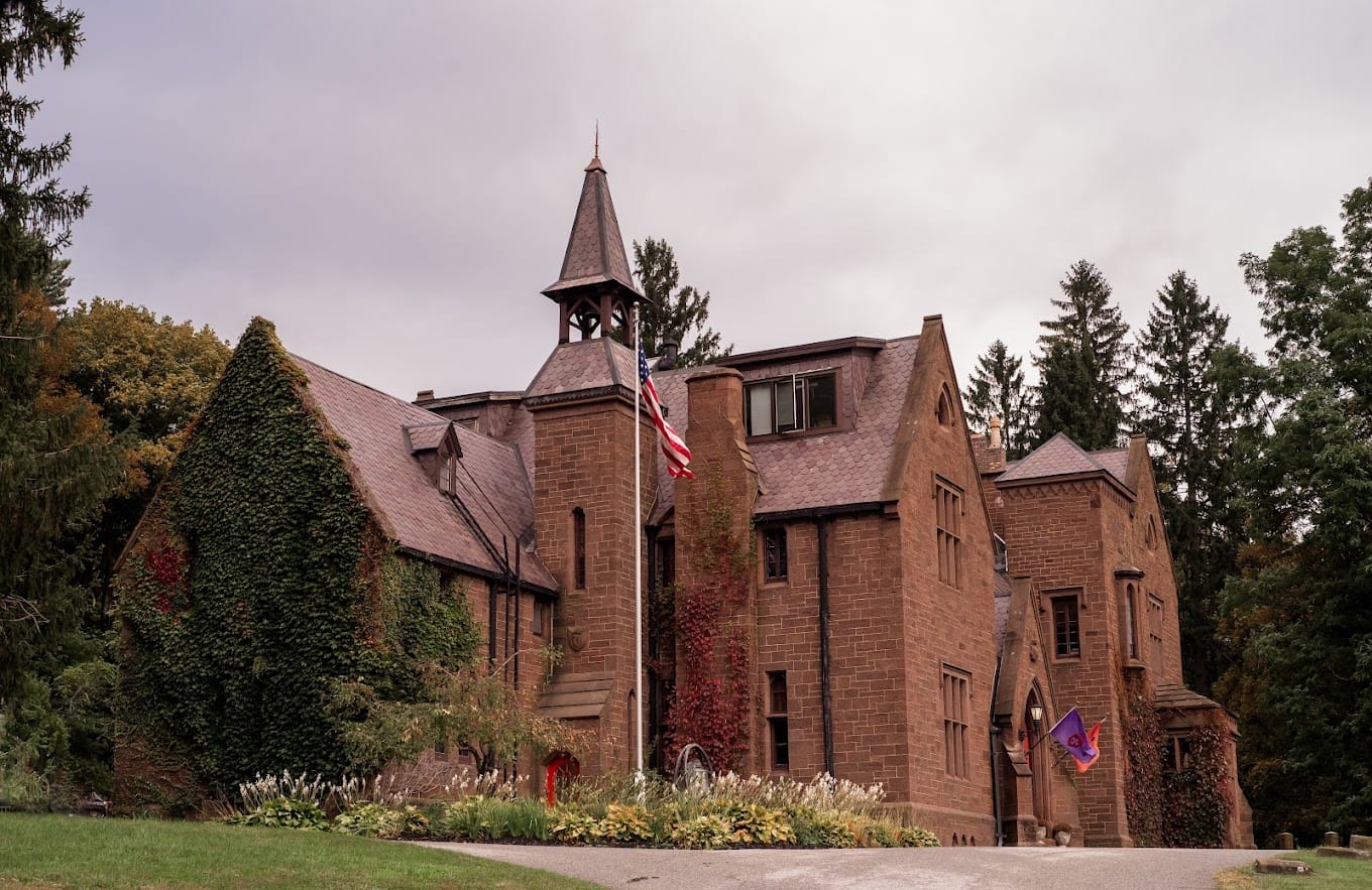 Der Campus der Hoosac School, einer Internatsschule in New York, bietet eine inspirierende Umgebung mit modernen Einrichtungen, die das Lernen, die sportlichen Aktivitäten und das Gemeinschaftsleben der Schüler fördern.