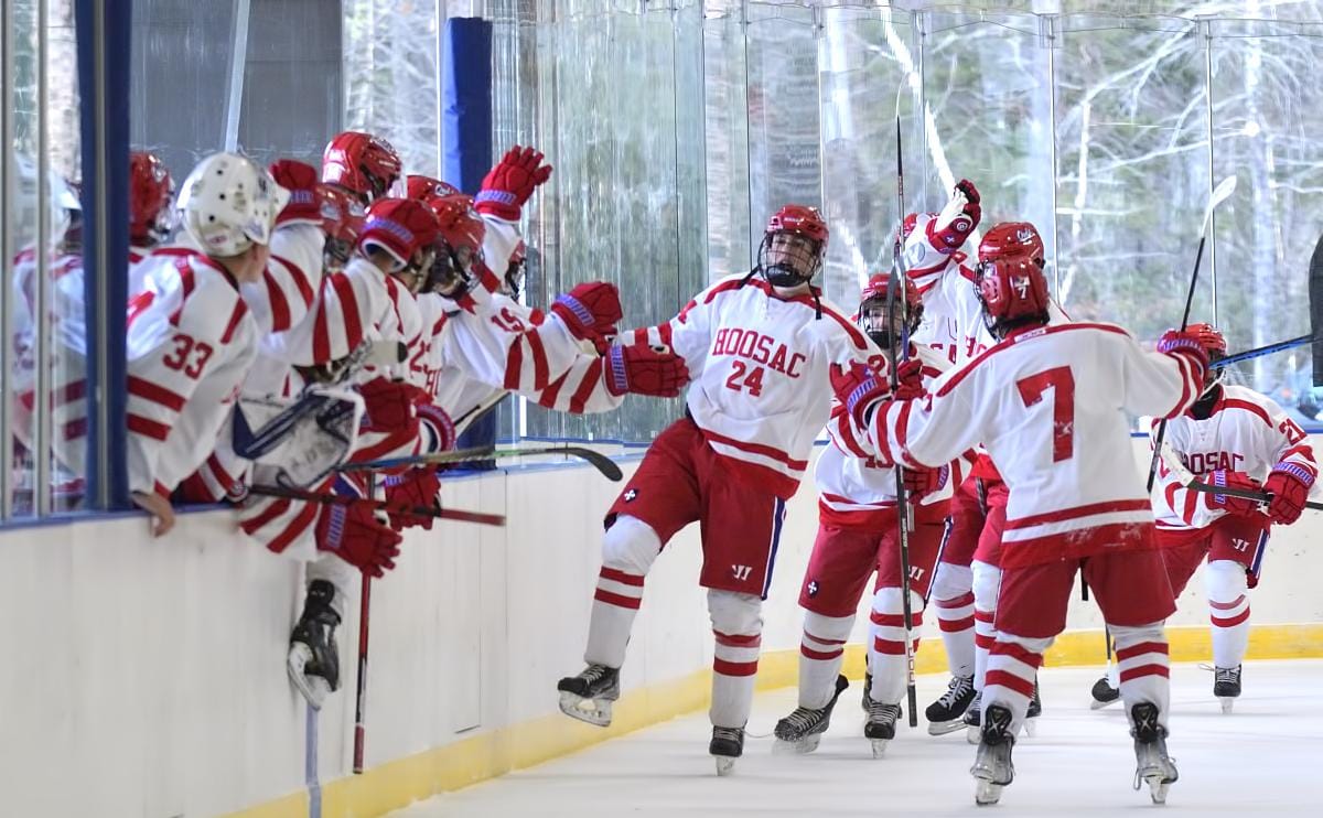 Die Hoosac School, eine Internatsschule in New York, bietet ein umfassendes Eishockeyprogramm, das Schülern die Möglichkeit gibt, ihre technischen Fähigkeiten und Teamarbeit auf dem Eis zu verbessern.