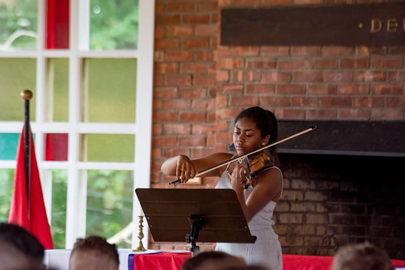 Das Musikprogramm der Hoosac School, einer Internatsschule in New York, fördert die kreative Entwicklung der Schüler durch Unterricht in verschiedenen Instrumenten, Gesang und Musiktheorie sowie regelmäßige Aufführungen.