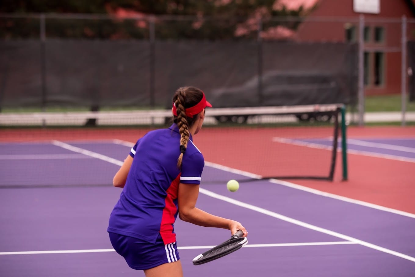 Das Tennisprogramm der Hoosac School, einer Internatsschule in New York, bietet Schülern die Möglichkeit, ihre Tennisfähigkeiten zu verbessern, Wettbewerbe zu spielen und in einer unterstützenden Gemeinschaft zu wachsen.