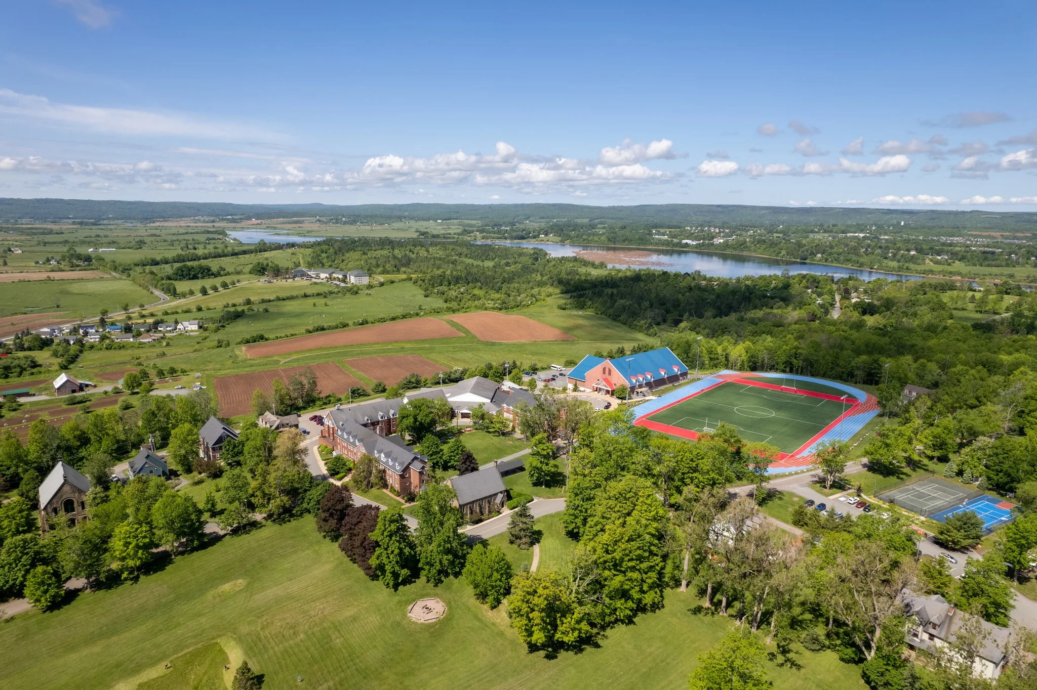 Kings-Edgehill School ist eine angesehene Internatsschule in Kanada mit einem schönen, grünen Campus. Sie bietet Schülern eine hochwertige Ausbildung in einer inspirierenden Umgebung.