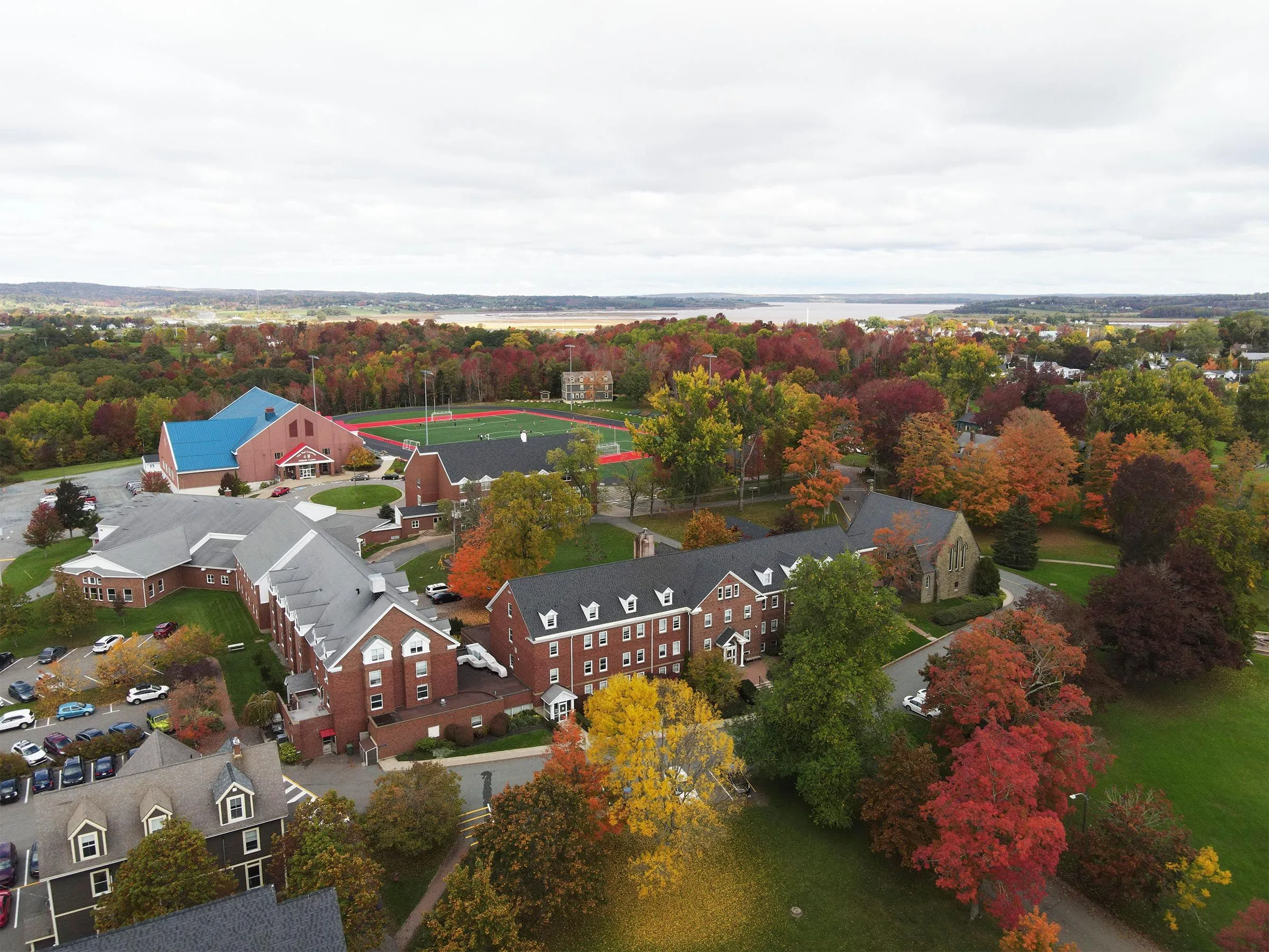 Kings-Edgehill School ist eine angesehene Internatsschule in Kanada mit einem schönen, grünen Campus. Sie bietet Schülern eine hochwertige Ausbildung in einer inspirierenden Umgebung.