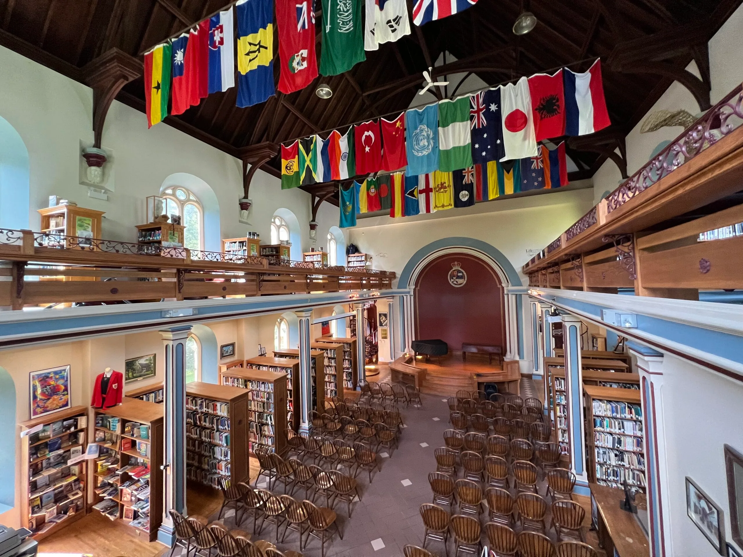 Kings-Edgehill School ist eine Internatsschule in Kanada mit einer gut ausgestatteten Bibliothek, die den Schülern und Schülerinnen einen ruhigen Raum zum Lernen und Forschen bietet. Hier können sie auf eine Vielzahl von Büchern, Zeitschriften und digitalen Medien zugreifen, um ihre akademischen Interessen zu vertiefen und ihre Lesekompetenz zu fördern.